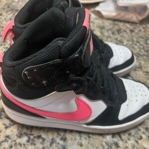 Used
Nike Girls' Court Borough Mid 2 Shoes.Used in good condition.